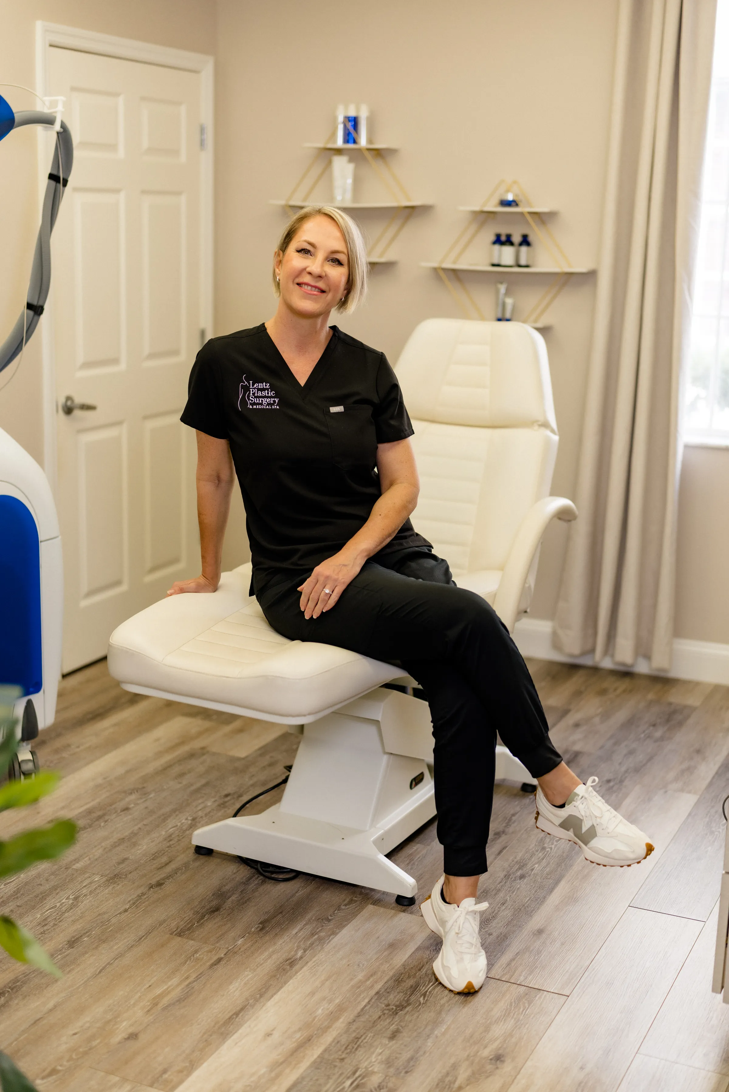 BBL HEROic 2 Judit a Professional aesthetician in black scrubs sitting at an aesthetic clinic.